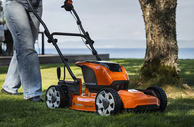 Как выбрать газонокосилку Husqvarna для дома и дачи: ключевые параметры и советы