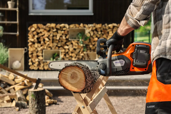 Акумуляторна ланцюгова пилка Husqvarna 242i KIT (9708384-03) Фото 4
